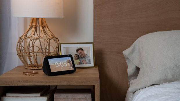　Echo Spotと同様に、「Amazon Echo Show 5」はベッドのそばに置く小型テーブルを意識してデザインされているが、動画の視聴やさまざまな方法でのタッチスクリーン操作が可能だ。さらに、プライバシーに配慮してカメラのみをオフにするスライドカバーを搭載している。設定した起床時刻の15分前から朝日のようにだんだんディスプレイが明るくなり、徐々に目覚められるようにする「お目覚めライト」も設定できる。