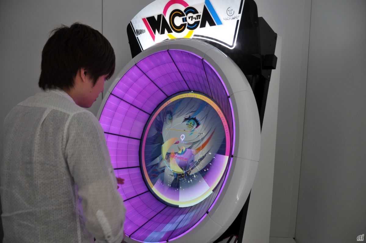 目をひくワッカコンソールが特徴のリズムゲーム「WACCA」。ちなみにプレーヤーは、本作のプロデューサーを務めている横山達也氏