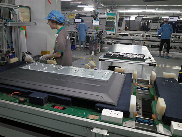 中国青島にあるテレビ工場。自動化により、テレビパネルのネジ止めのスタッフは従来の3分の1に省人化している