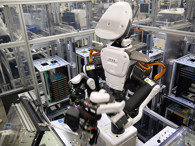 　基板実装工程では、検査エリアで双腕ロボットを活用している。