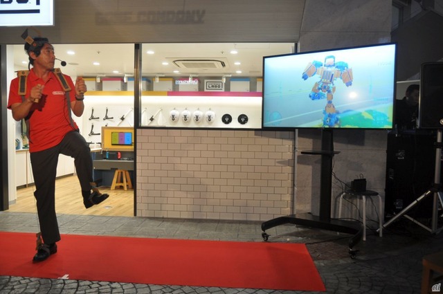　柴田氏は「Nintendo Labo Robot Kit」のロボットToy-Conを装着して実演。「ゲームを遊ぶ人が笑顔になることを想像しながら工夫をすること、そして笑顔になることが楽しいと感じてもらえるような体験をしてほしい」と語った。