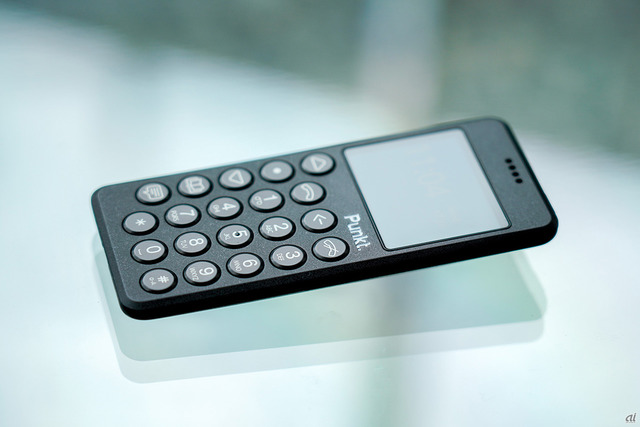 　ミニマルデザインな4Gフィーチャーフォン「Punkt. MP02 4G Mobile Phone」。