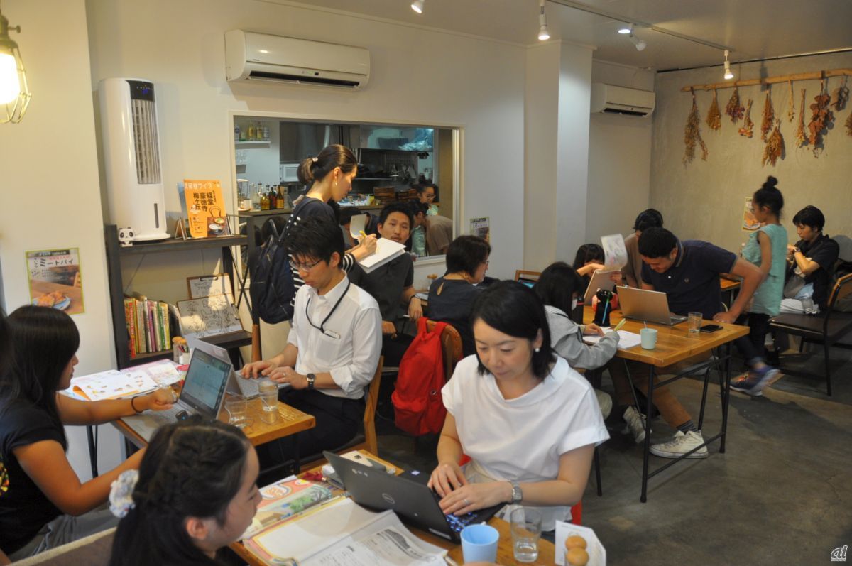 「Cafe’tta 梅ヶ丘」店内で行われた、子連れテレワークの様子