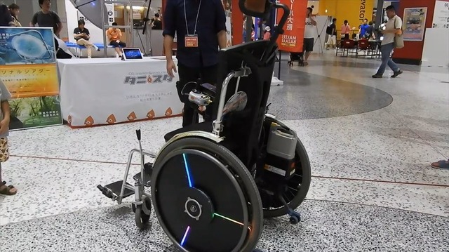 　脳波で動く筋電車椅子のデモも行われていた