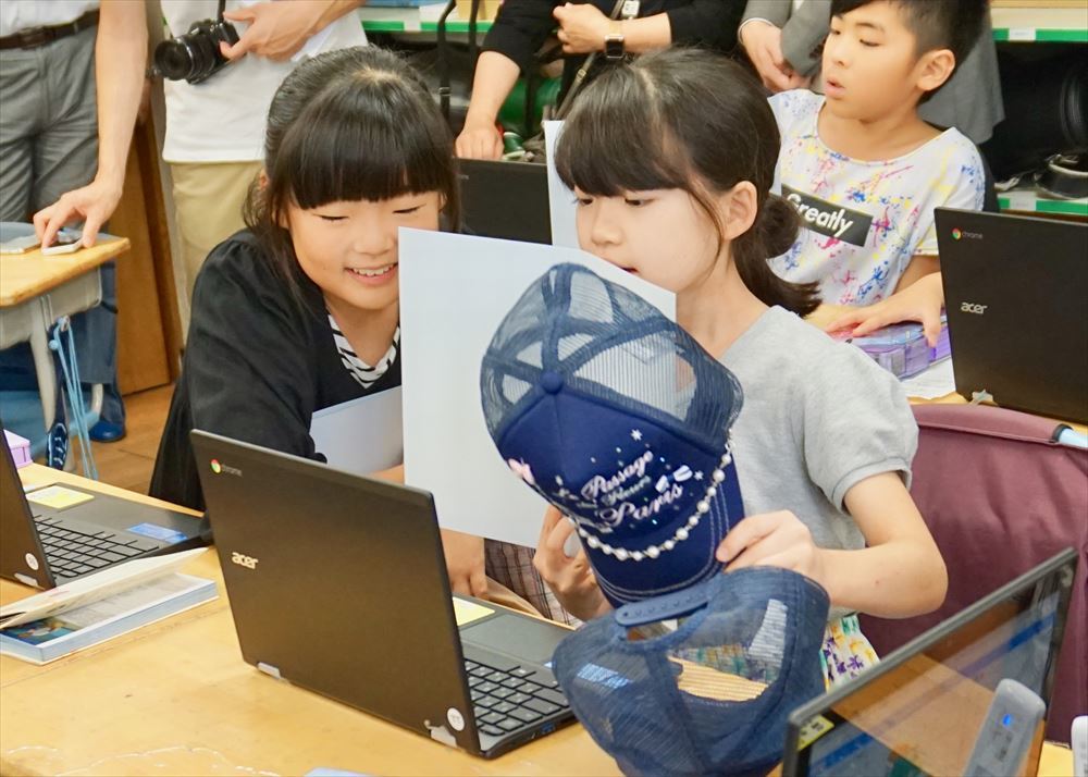 Scratch3.0のプログラムは前時に作成したもの。写真右）完成したプログラムが正しく動くかどうか、動作を確認する児童たち。