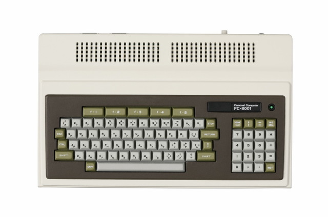 　PasocomMini PC-8001は、ハル研究所によって開発されたミニチュアコンピュータ。幅109.5mm×奥行き67mm×高さ21mmのミニチュアサイズながら、色や形状などPC-8001を忠実に再現している。