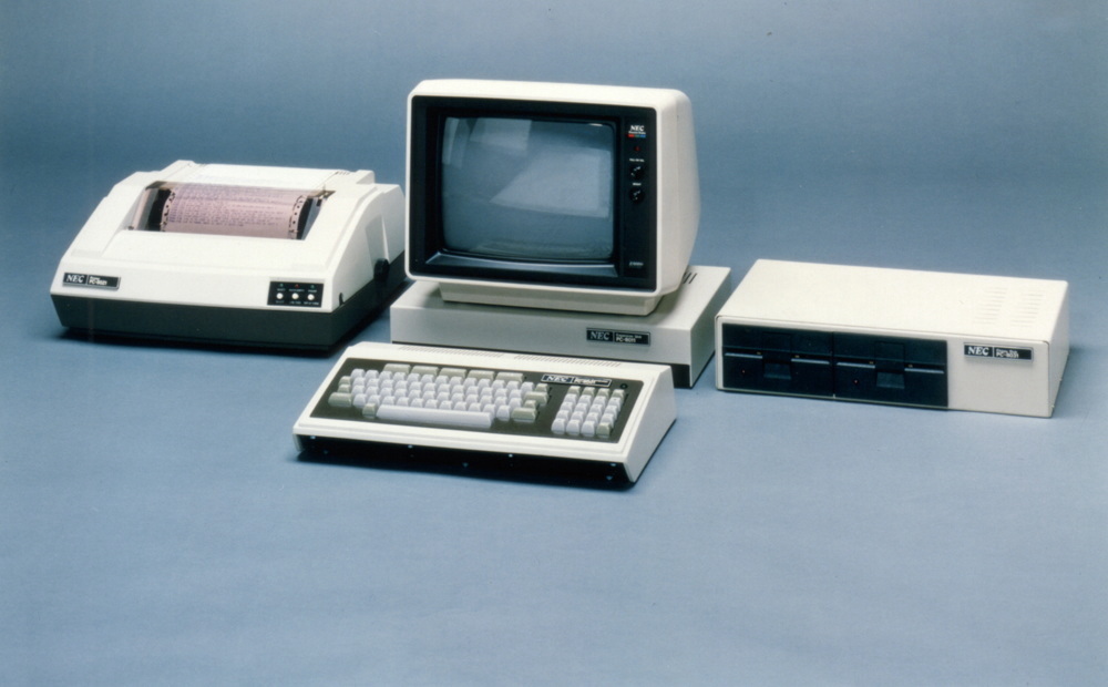 国内初の本格的パーソナルコンピュータ「PC-8001」
