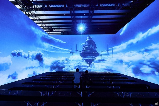 　「EX-VIRTUAL THEATER -Dive into AINCRAD-」の四面スクリーン映像。