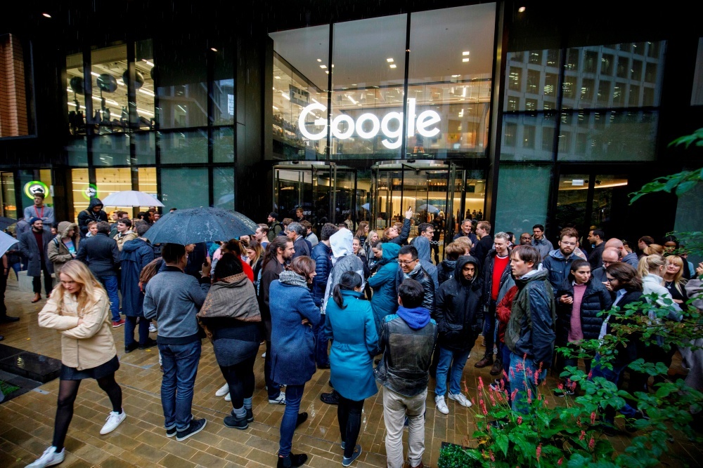 Googleの従業員らによるストライキの様子