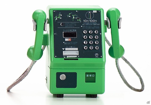 　デュエットホン（1996年：平成8年）。2つの受話器を備えた通称「デュエットホン」。3人同時に通話ができる珍しい公衆電話。1990年の電話開業100年記念に製作された。