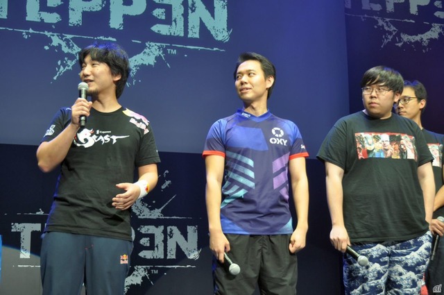 　そしてプロゲーマーとして活躍している3選手が登壇し、エキシビジョンマッチを実施。左から梅原大吾選手、ときど選手、ジャスティン・ウォン選手。
