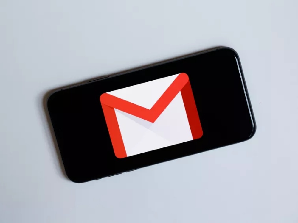 Gmailのロゴとスマートフォンのイメージ