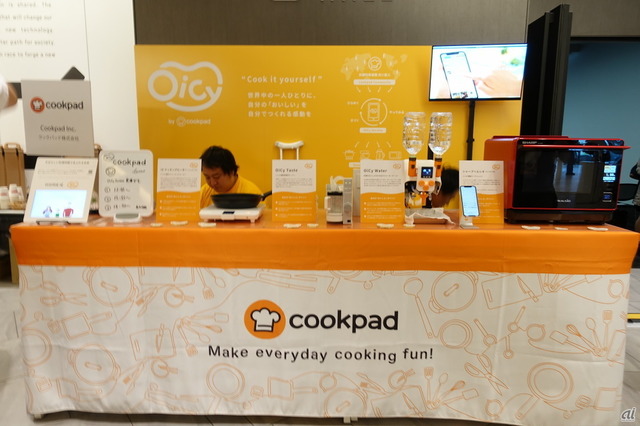 　クックパッドは、スマートキッチンサービス「OiCy」の機器を展示したほか、デモンストレーションを随時開催した。

