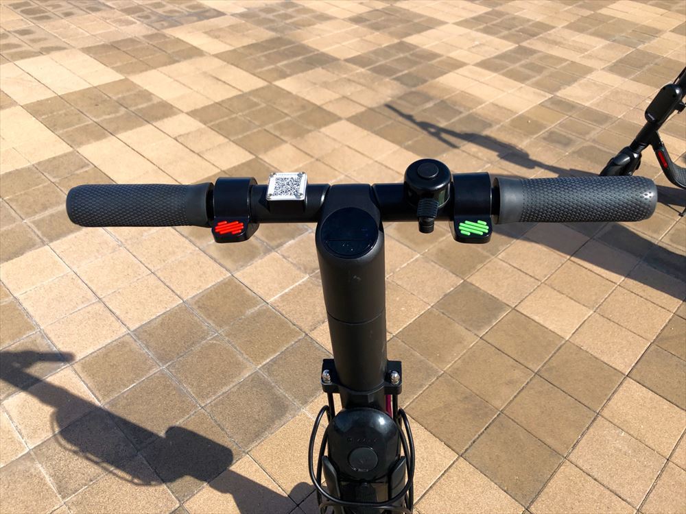 アクセル（緑）とブレーキ（赤）はハンドルに付いたボタンで行う。
