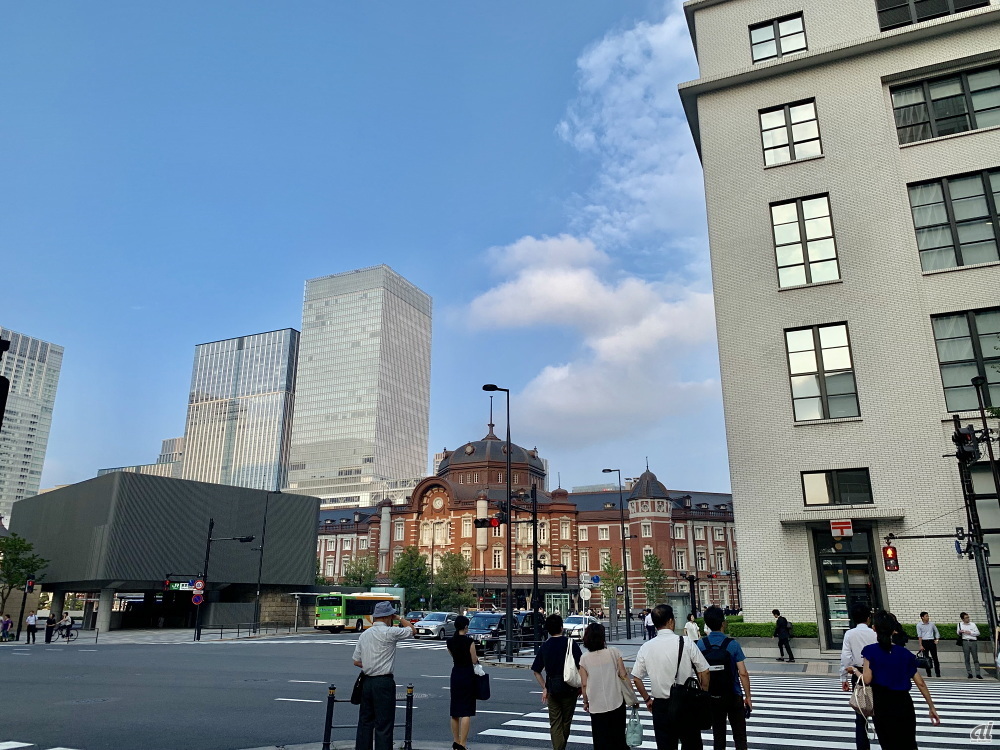 ストアの前の信号から撮影。すぐ東京駅が見える距離にある一等地だ