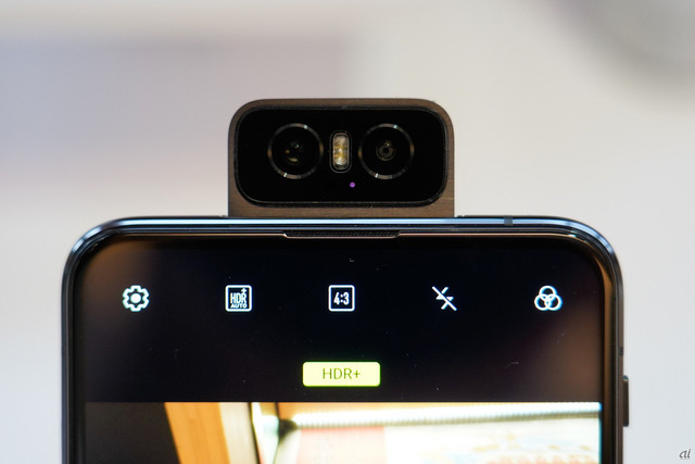 　フリップカメラは電動式。アプリでインカメラに切り替えると、自動で立ち上がる。10万回の開閉テストをクリアしているという。

　カメラは、4800万画素のソニー製「IMX 586」を搭載。隣接する4ピクセルを1ピクセルに見立てて感度を引き上げる「Quad Bayer」技術に対応する。F値は1.79と明るい。

　もう一つは超広角カメラとなっており、1300万画素で125度のレンズを採用する。