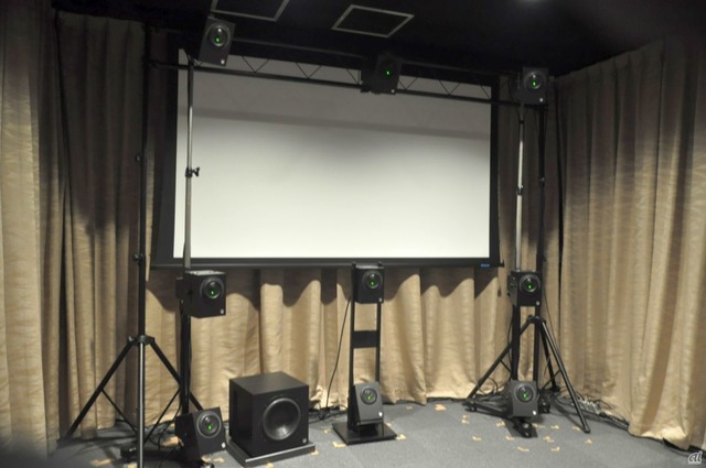 　360 Reality Audioが体験できる別室。正面に多数のスピーカーた設置されている。