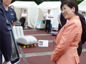 東京都、竹芝夏ふぇすでロボットの実証実験--都知事に「今年のハロウィンの衣装は？」