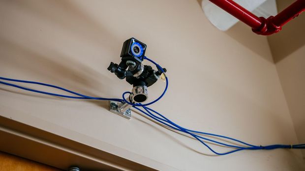 　研究室では、作業用ドローンは壁の上部に設置された複数のカメラによってシミュレーションされる。これらのカメラが再帰性反射マーカーを経由してウシとドローンの位置を三角法で計測する。