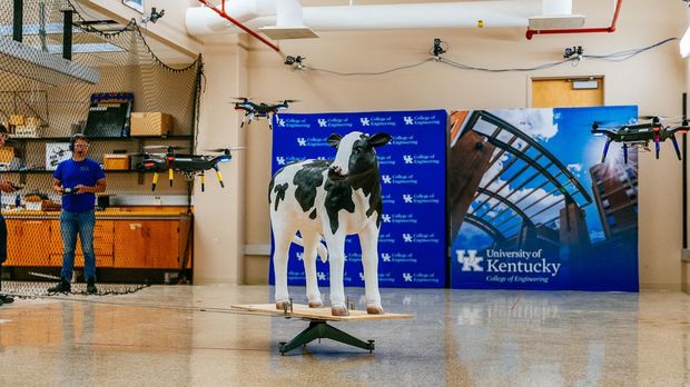 　ケンタッキー大学の研究者らは、牧草地の畜牛の健康状態を監視するための自律ドローンシステムを開発している。このドローンはウシの心拍数や体温、体重などの指標を捉える。