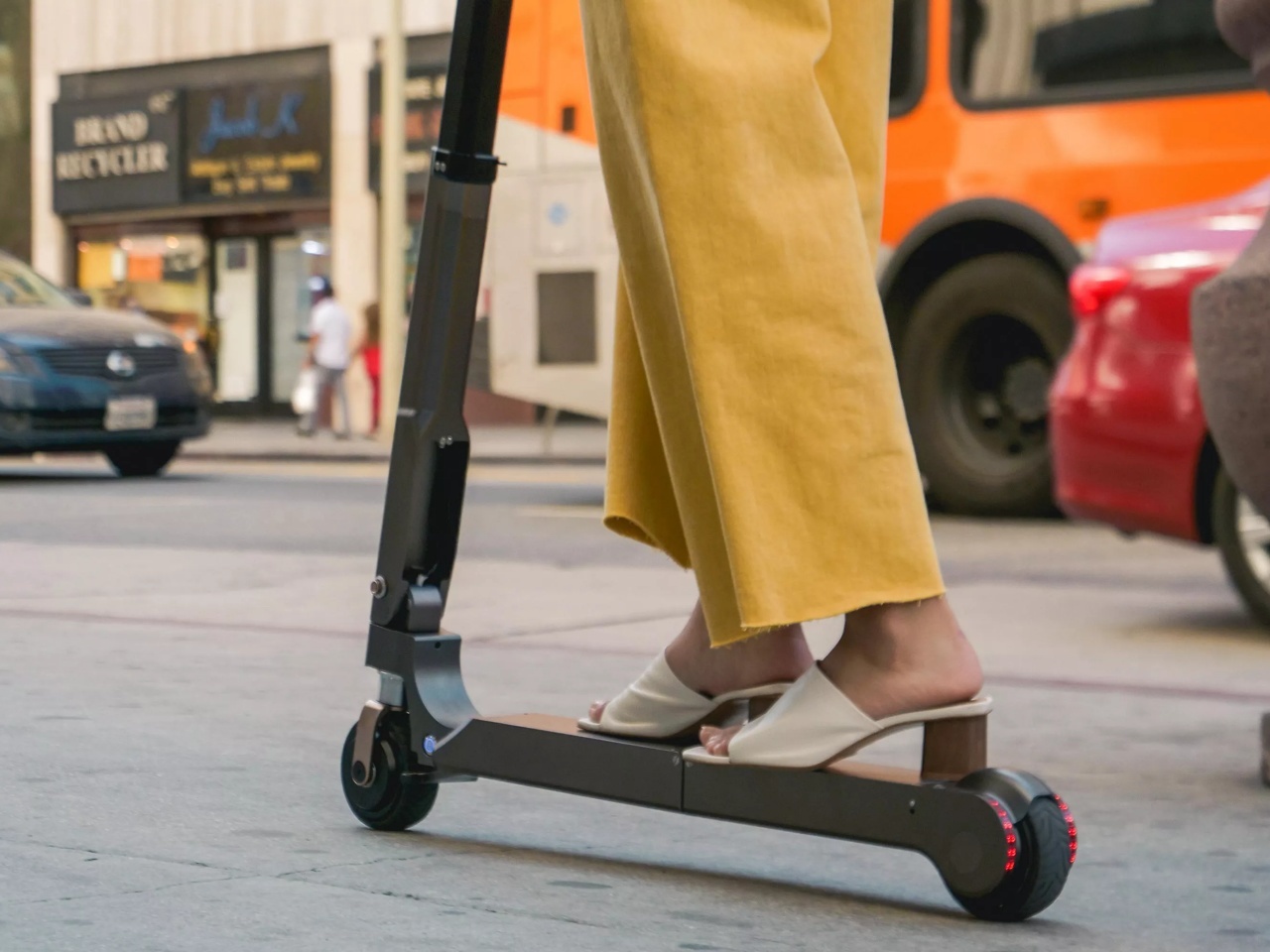 ヒュンダイ、車に搭載して充電できる電動スクーターのプロトタイプを開発 - CNET Japan