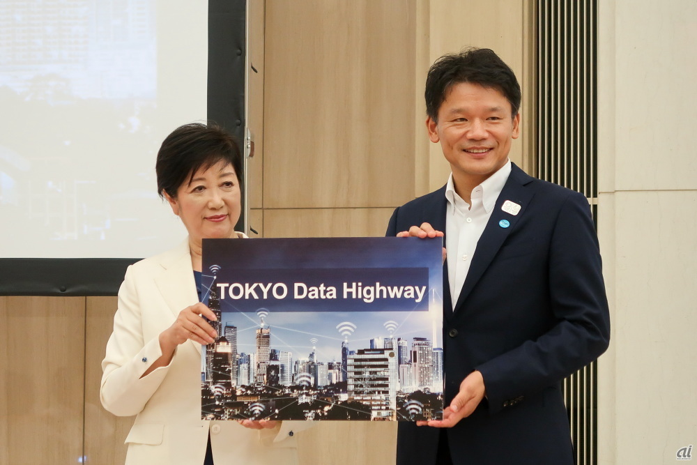 「TOKYO Data Highway構想」を発表する東京都知事の小池百合子氏、参与の宮坂学氏