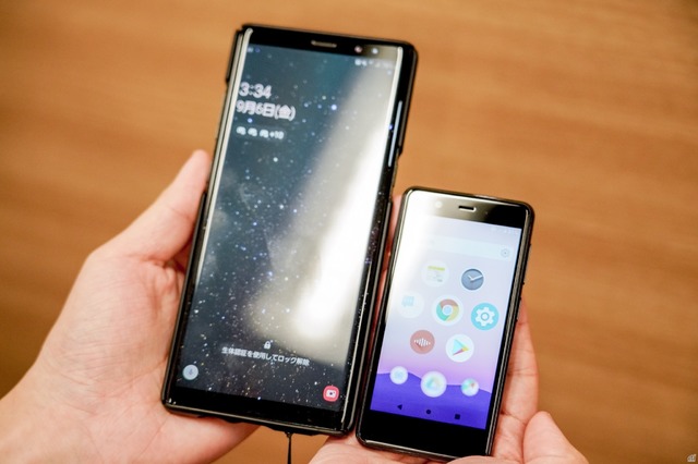 　「Galaxy Note 8」との比較。小型ボディのサイズ感が伝わるだろうか。