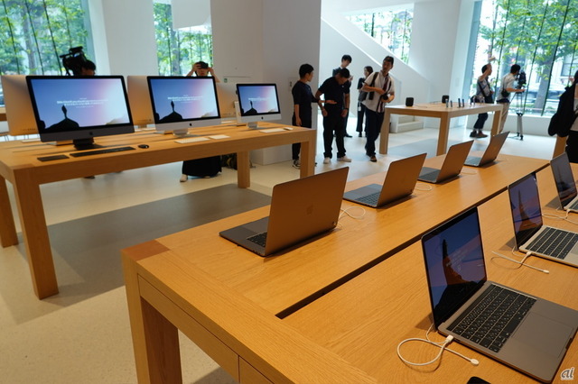 　1階は、MacやiPhone、iPad、Apple Watchなど一通りのものが見られる。