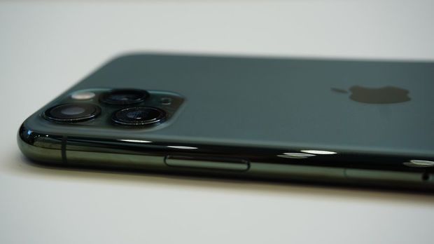 　iPhone 11 Pro/Pro Maxの厚さは8.1mm。