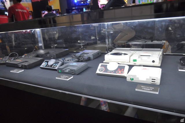 　ブースには、PCエンジンminiのほか、海外版の「TurboGrafx-16 mini」や「PC Engine Core Grafx mini」、そしてそのもととなったゲーム機もあわせて展示している。