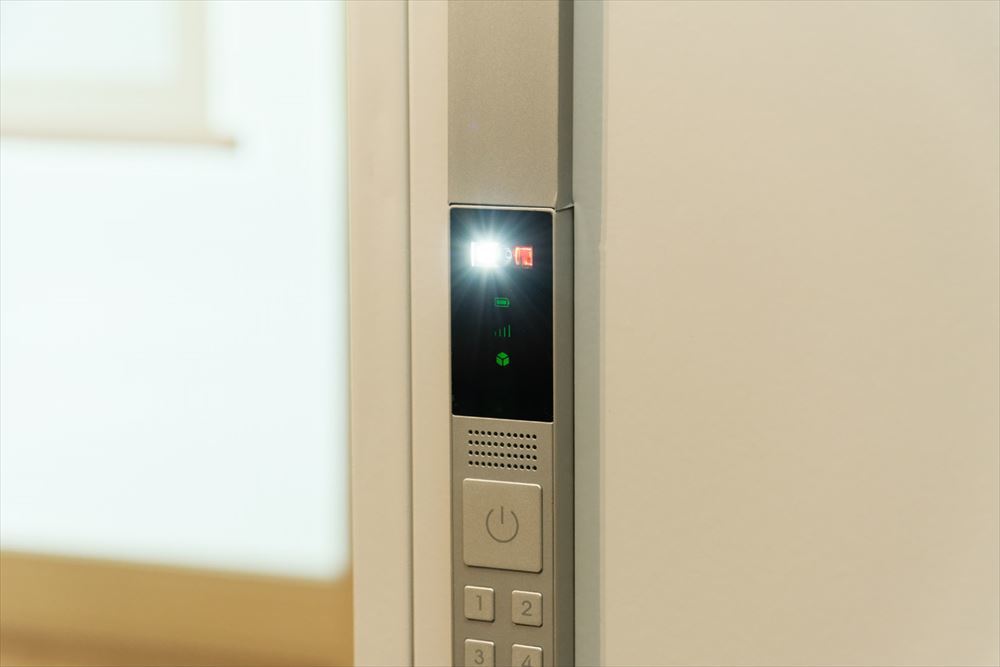 ライトが光ったらバーコードをかざす。実際の製品には操作手順を記載した扉貼り付け用のラベルも用意される