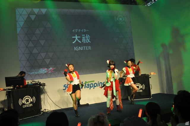 　ゲームに登場する「RoRo」を演じる声優の峯田茉優さんが、主題歌など披露するライブステージを、ハピネットブースにて実施。14日と15日にも行われる。