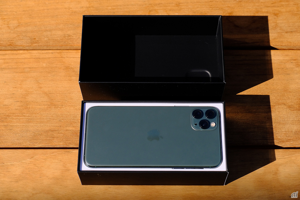 iPhone 11 Pro Max ミッドナイトグリーン。上蓋にはiPhoneのカメラ部分の出っ張りと同じ型が押されている
