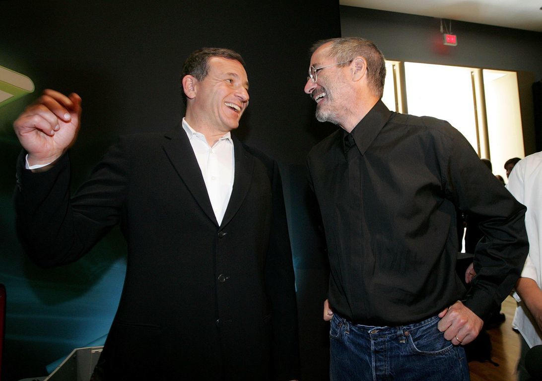 DisneyのCEOであるBob Iger氏（写真左）とAppleのCEOだったSteve Jobs氏