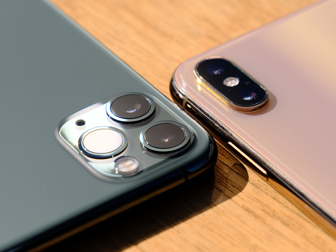 iPhone 11 Pro Max（左）とiPhone XS Max（右）のカメラ部分の比較