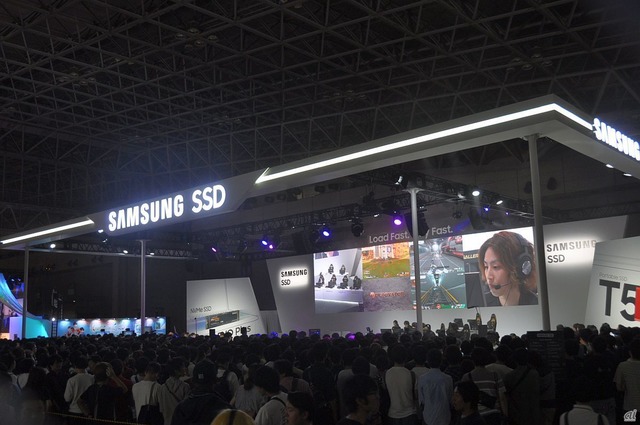 　サムスンはSSD製品のアピールする形で大型ブースを出展。プロゲーミングチーム「DeToNator」を招いたステージに人だかりができていた。