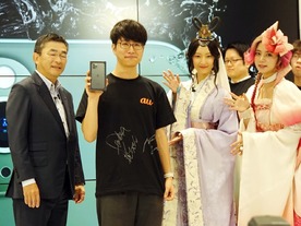 三太郎シリーズの乙姫と親指姫が登場--KDDIが「iPhone 11」発売セレモニー