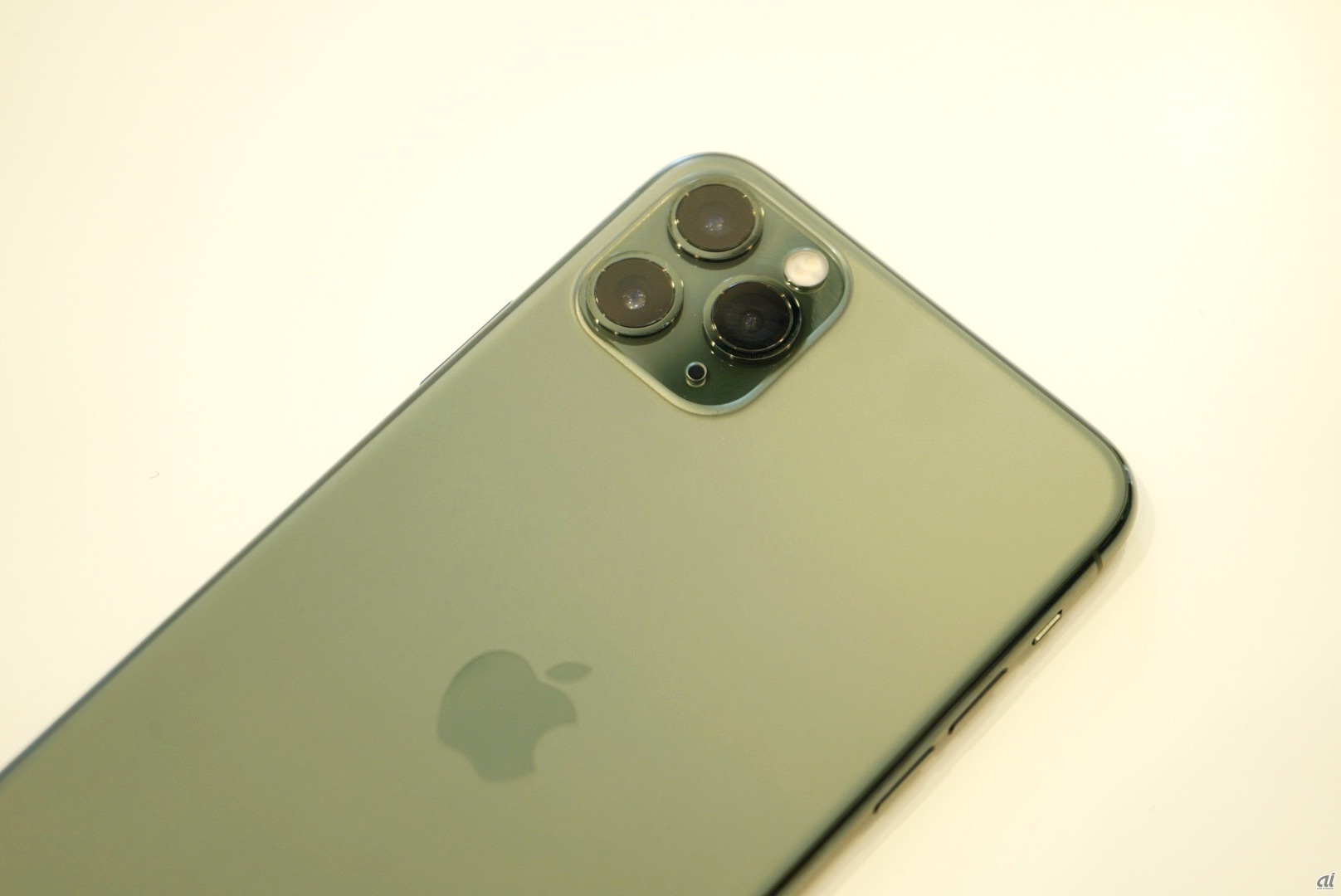iPhone 11 Pro/Pro Maxは、背面にトリプルカメラを採用