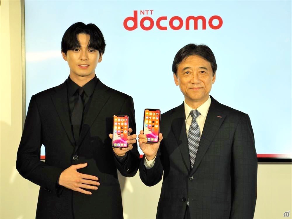 NTTドコモの新iPhone発売記念セレモニーに登壇する、俳優の新田真剣佑さん（左)）とNTTドコモ代表取締役社長の吉澤和弘氏（右）