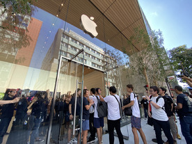 アップル、直営店「Apple 福岡」オープン--約600人が詰めかけ、ハイタッチで入場