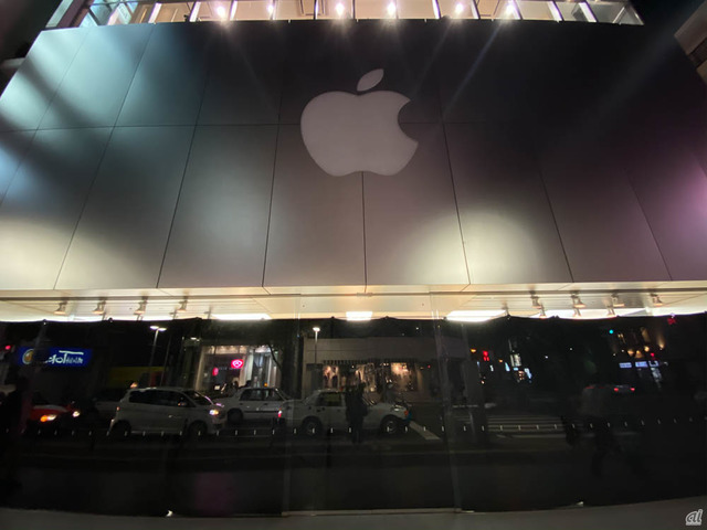 　新店舗のオープンに伴い、「Apple 福岡天神」は9月27日をもってクローズした。