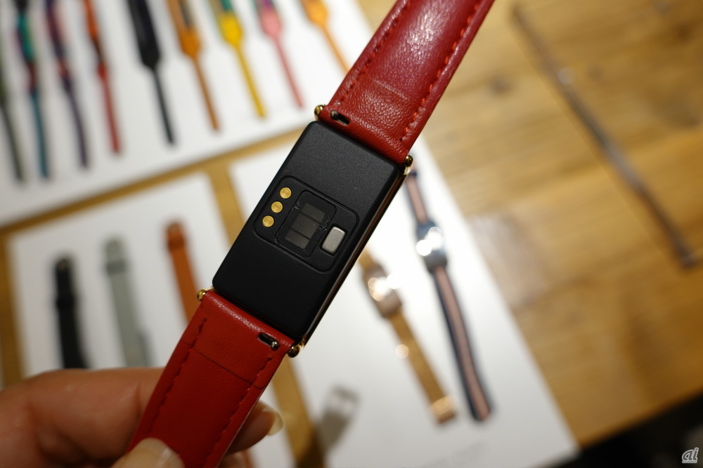別売のウォッチプレートを使うことで、市販の時計用交換バンド（18mm）も利用できる