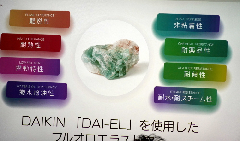 標準のバンドには、「フルオロエラストマー」という高価な素材が使われている。サラッとした素材で、年数が経ってもべたつかないという