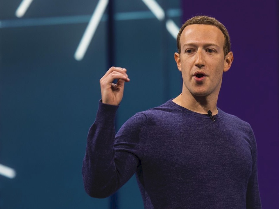 Facebookの開発者会議「F8」で講演する同社のMark Zuckerberg CEO。