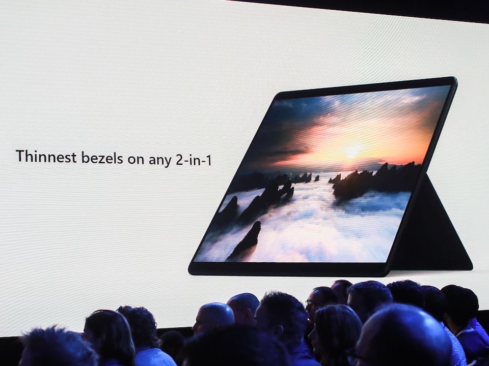 Microsoftによる「Surface Pro X」発表場面