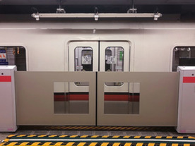 都営地下鉄、QRコードでホームドアを制御--地下鉄では初運用、設置コストの削減も