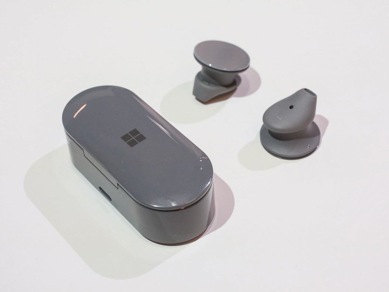 ﻿マイクロソフトのワイヤレスイヤホン「Surface Earbuds」登場