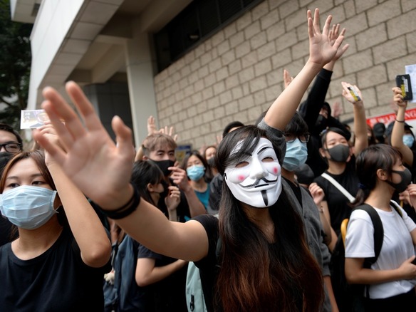 アップル、香港の警察を追跡するアプリを削除--「安全を脅かす」