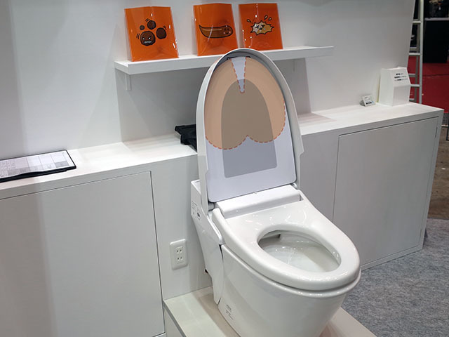 　リクシルでは、研究開発中の「トイレからのお便り」を披露。AI技術で便の形と大きさを自動判定できるというもの。色や形のほか、無排便などのデータも取得で、健康生活をサポートする。