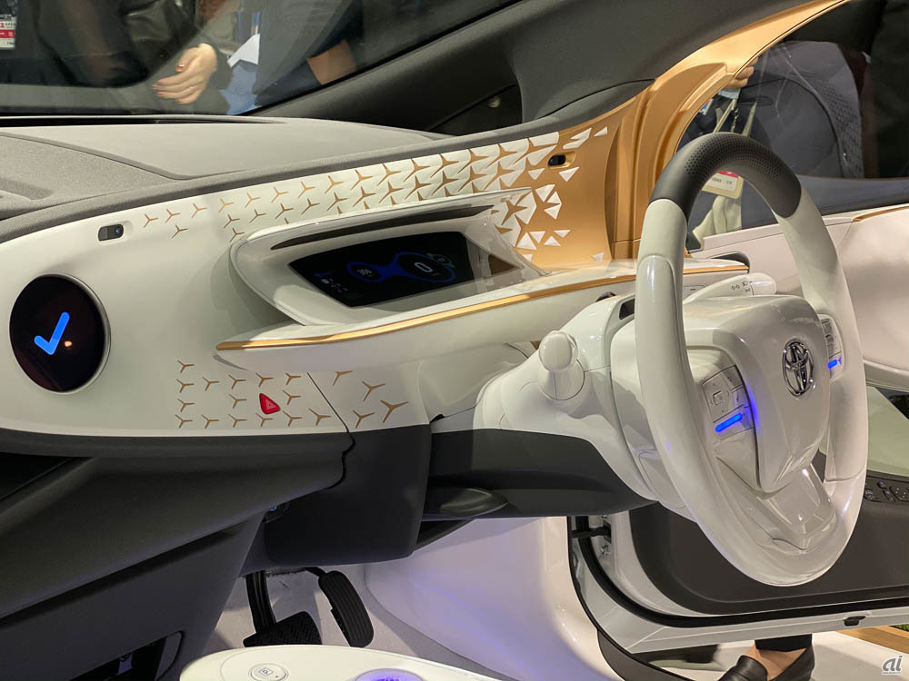 「FUTURE EXPO」1階にはトヨタ自動車のコンセプトカー「LQ」も展示。AIや自動運転機能を持ち、有機ディスプレイを搭載している。オリンピックで先導車としても導入予定